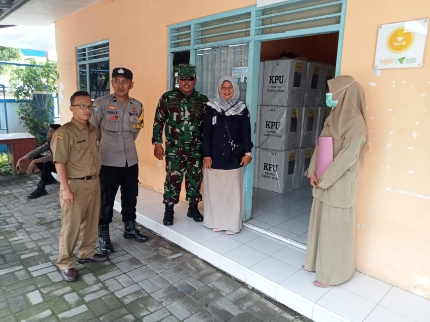 Babinsa Koramil Tegal Barat Kawal Pendistribusian Logistik Pemilu 2024