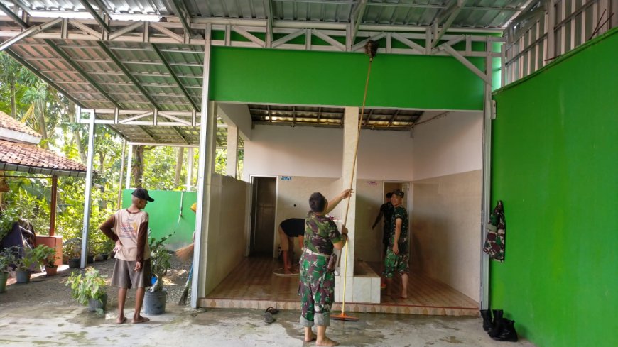 Jumat Berkah, Babinsa Kodim Tegal Bersama Warga Bersihkan Masjid Nurul Huda Dan Bag-Bagi Nasi Bungkus