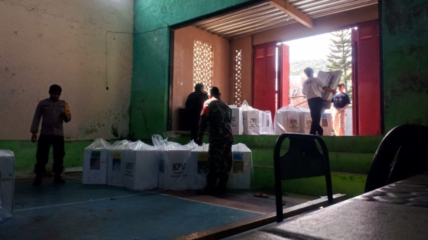 Babinsa Koramil Bumijawa Dan Bhabinkamtibmas Kawal Logistik Hasil Pemilu 2024