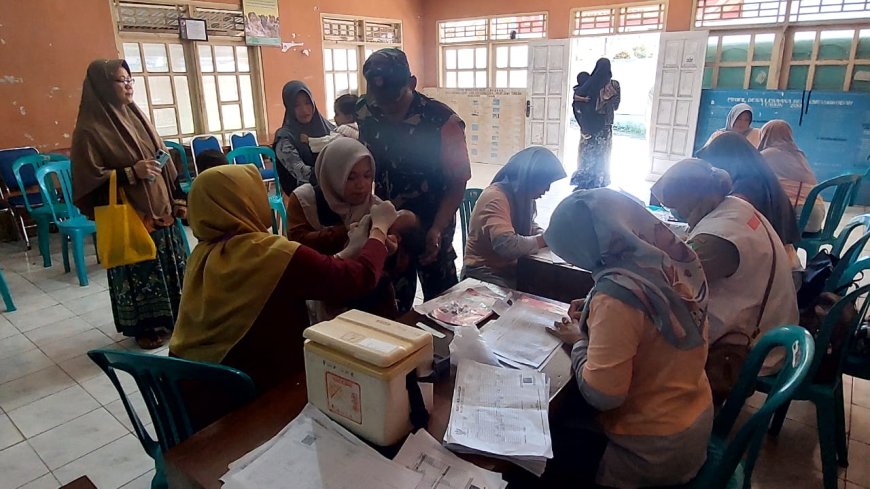 Babinsa Koramil 04 Karangkobar Dampingi Imunisasi Polio Anak