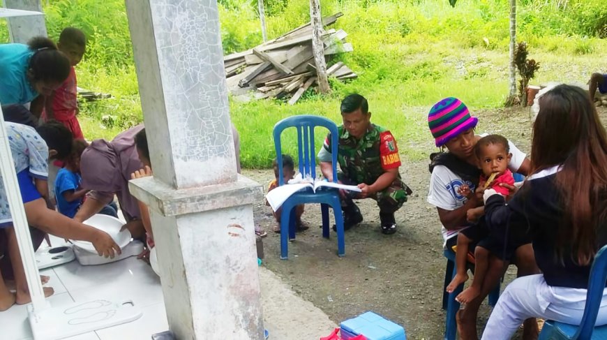 Peduli Kesehatan Warga Binaan Babinsa Waris Dampingi Petugas Kesehatan Pelayanan Keliling Kampung