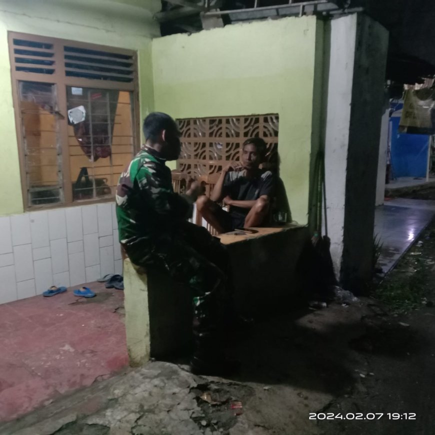 Lakukan Komsos Disela Patroli Malam