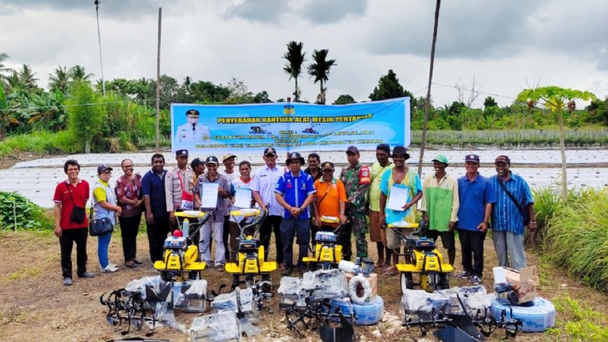 Berikan Penghargaan Kepada Petani Babinsa Skanto Dampingi Pj Gubernur Papua Salurkan Bantuan Alsintan
