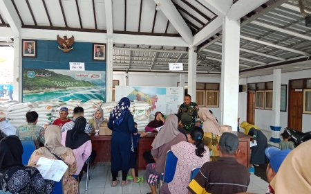 Pastikan Lancar, Babinsa Serka Aswin Dampingi Pendistribusian Bantuan Pangan