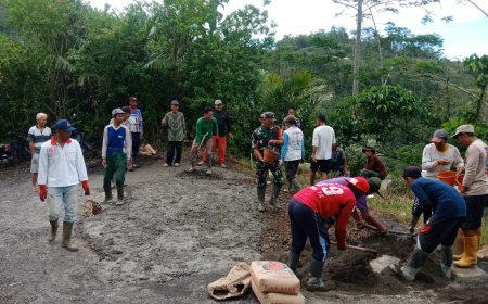 Gotong Royong Perbaiki Jalan Babinsa dan Warga Karangkobar Beraksi