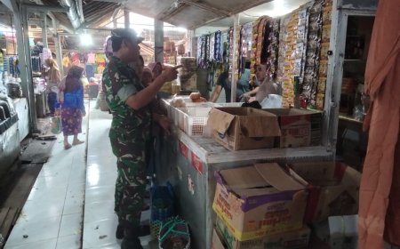 Cek Ketersediaan Harga Sembako, Babinsa Serda Edi Turun Langsung Ke Pasar Tradisional