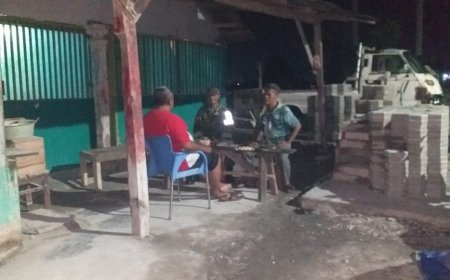 Patroli Malam Bersama, Babinsa Talang Sempatkan Komsos Dengan Warga