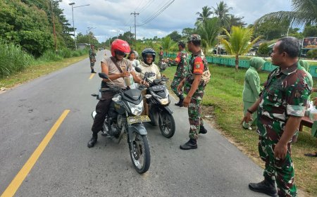 Bulan Suci Ramadhan Koramil Arso Bagi Takjil Gratis Bagi Pengguna Jalan Yang Melintas