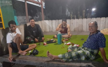 Ciptakan Rasa Aman dan Nyaman di Desa Binaan, Babinsa Talang Datangi Pos Kamling