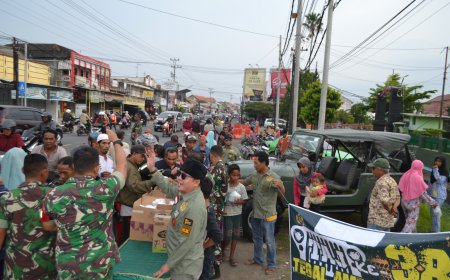 Anggota Kodim Tegal Bersama Komunitas Jeep Membagikan Takjil