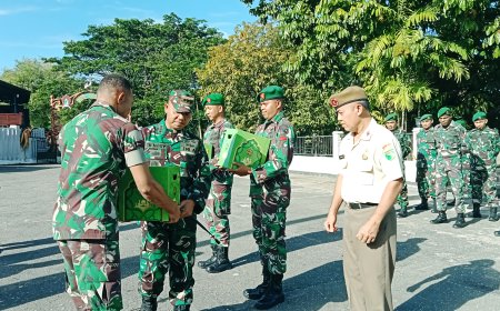 Tingkatkan Semangat Prajurit dan PNS Dandim Jayapura Bagikan Bingkisan Lebaran