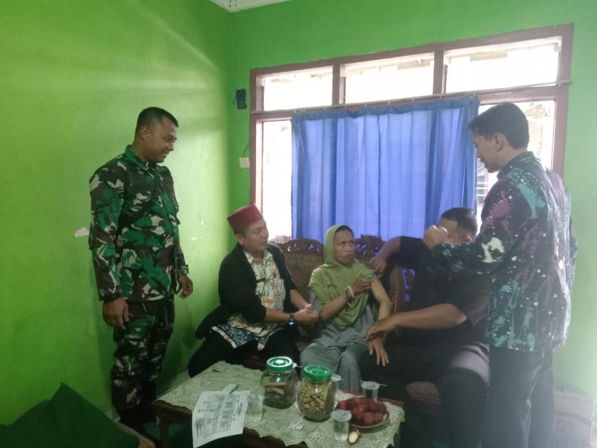 Babinsa Serda Suroso Bersama Tenaga Kesehatan Jemput ODGJ Guna Menjalani Pengobatan