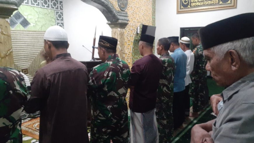 Anggota Kodim 0712 Tegal Bersama Warga Laksanakan Sholat Tarawih