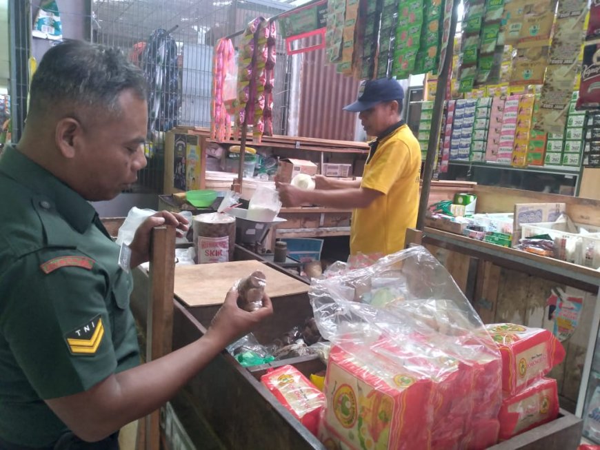 Babinsa Koramil Margasari Cek Harga Sembako
