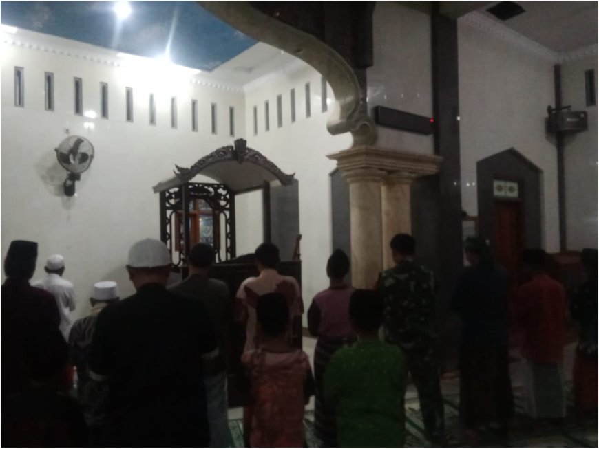 Safari Ramadhan, Babinsa Koramil Lebaksiu Sholat Subuh Berjamaah Di Wilayah Binaan