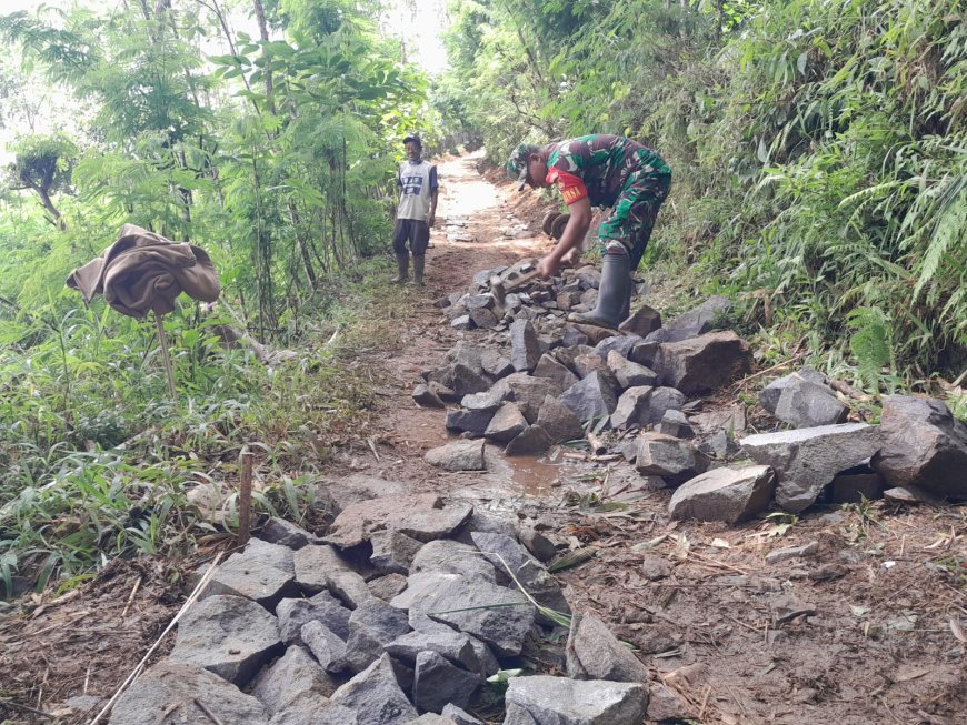 Kerja Bakti Babinsa dan Warga Memakadam Jalan Usaha Tani