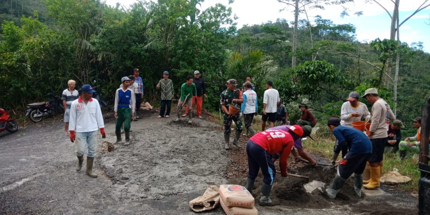 Gotong Royong Perbaiki Jalan Babinsa dan Warga Karangkobar Beraksi