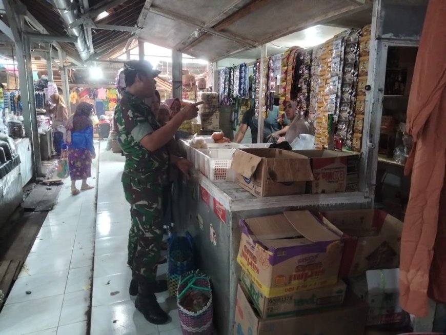 Cek Ketersediaan Harga Sembako, Babinsa Serda Edi Turun Langsung Ke Pasar Tradisional