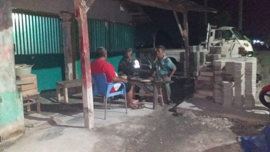 Patroli Malam Bersama, Babinsa Talang Sempatkan Komsos Dengan Warga