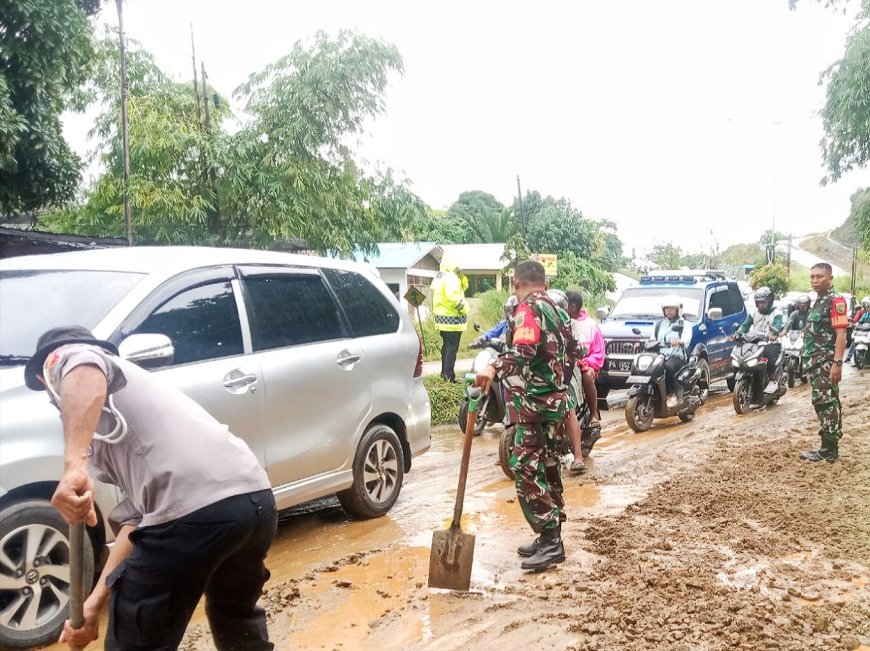Longsor Tutupi Jalan Babinsa Sentani Polisi dan Warga Bersihkan Lumpur