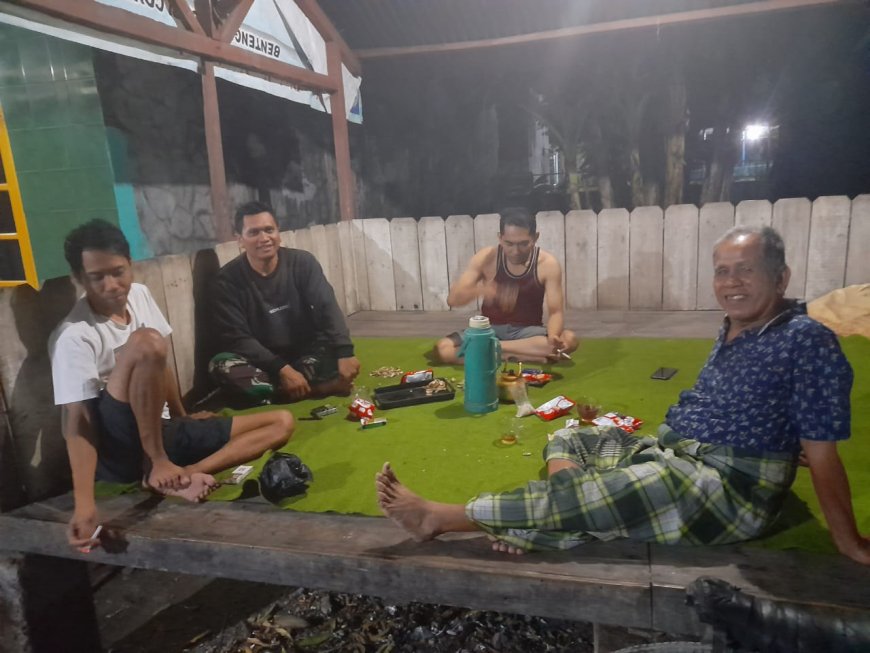 Ciptakan Rasa Aman dan Nyaman di Desa Binaan, Babinsa Talang Datangi Pos Kamling