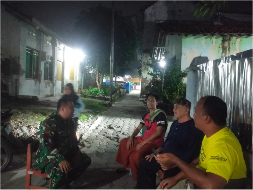 Ciptakan Situasi Kondusif, Babinsa Lebaksiu Komsos Di Malam Hari