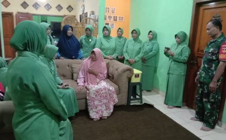 Ketua Persit KCK Cabang XXII Jenguk Istri Anggota Yang Sakit