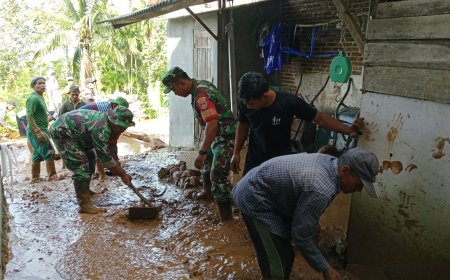 Babinsa Bersama Warga Membersihkan Material Longsor