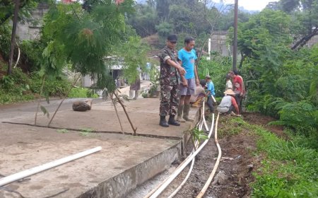 Babinsa Koramil 16 Pejawaran dan Warga Pantau Jalan Amblas di Desa Biting