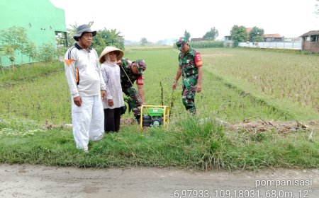 Babinsa Koramil Kedungbanteng Damping Petani Lakukan Pompanisasi Lahan Pertanian