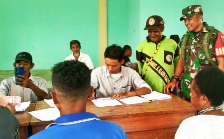 Mengurangi Kemiskinan Babinsa Skanto Bersama Petugas Kantor Pos Penyaluran Bansos Sembako dan Bansos PKH