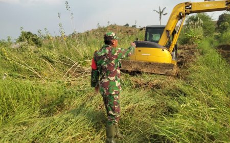 Babinsa Edi Sutanto Bersama Warga Gotong Royong Membuat Saluran Air