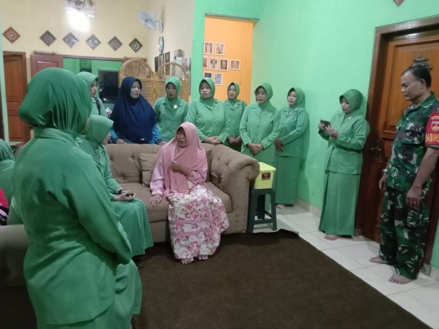 Ketua Persit KCK Cabang XXII Jenguk Istri Anggota Yang Sakit