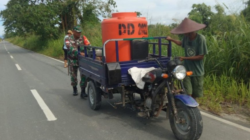 Peduli Keselamatan Pengendara Jelang Idul Fitri Kopda Yuli Bersama Perangkat Kampung Basmi Gulma