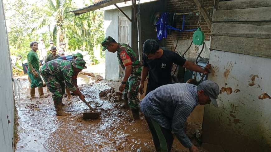 Babinsa Bersama Warga Membersihkan Material Longsor