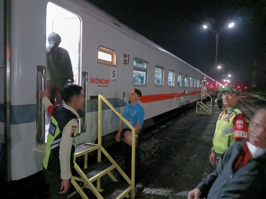 Babinsa Koramil Margasari Laksanakan Pengamanan Stasiun Prupuk