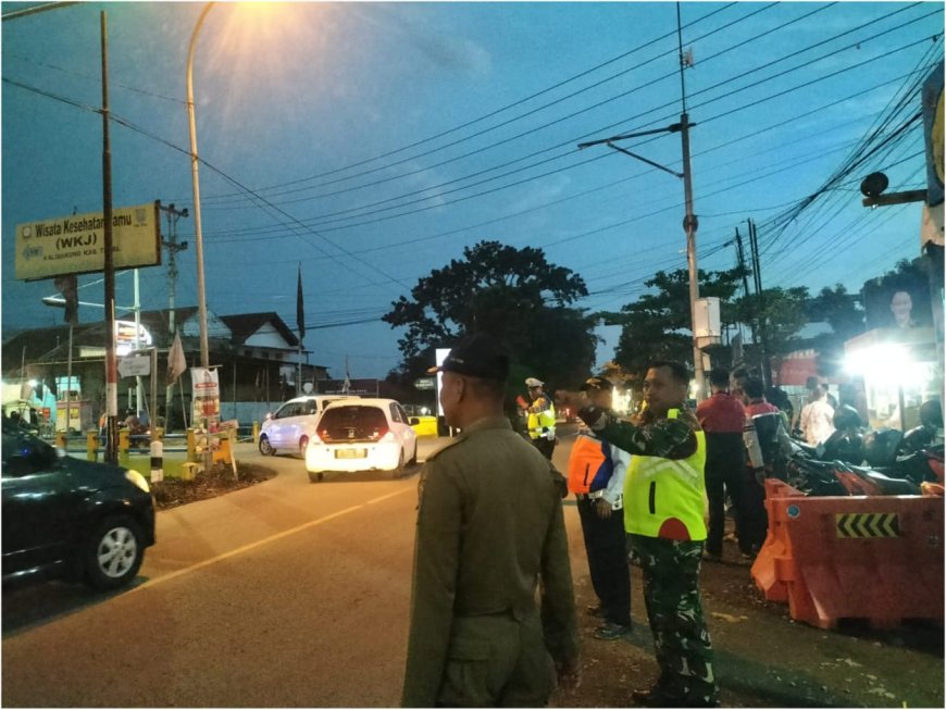 Babinsa Koramil Lebaksiu Bersinergi Memberikan Pengamanan dan Pelayanan Di Pos Pam Lebaran