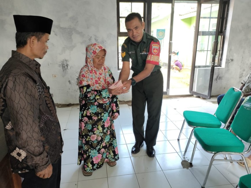 Babinsa Koramil Bumijawa Damping Pembagian BLT – DD