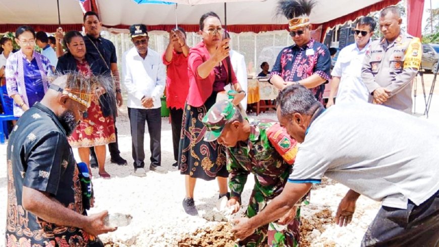 Babinsa Muara Tami Mendampingi Pj Walikota Jayapura Peletakan Batu Pertama SMP YPPK Kristus Juru Selamat Koya Timur