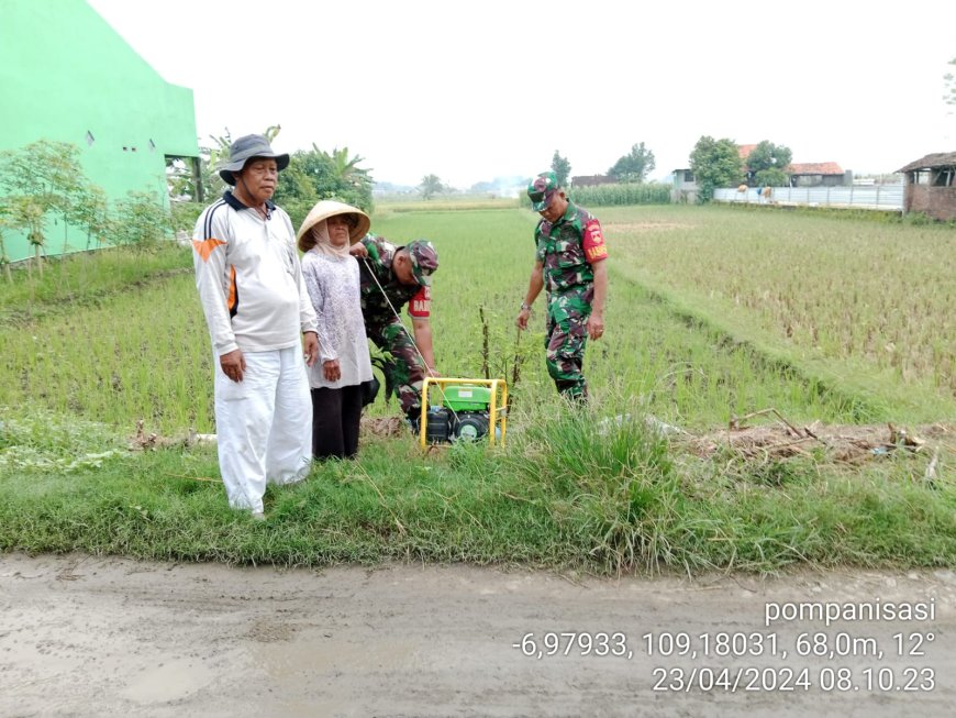 Babinsa Koramil Kedungbanteng Damping Petani Lakukan Pompanisasi Lahan Pertanian