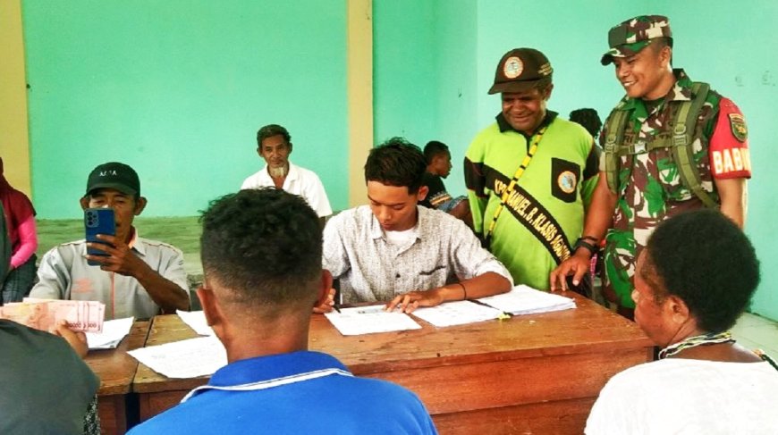 Mengurangi Kemiskinan Babinsa Skanto Bersama Petugas Kantor Pos Penyaluran Bansos Sembako dan Bansos PKH