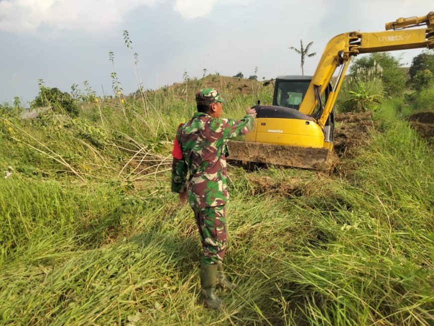 Babinsa Edi Sutanto Bersama Warga Gotong Royong Membuat Saluran Air
