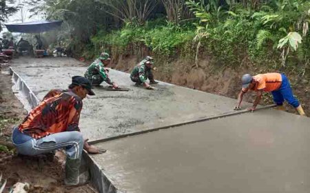 Serka Sujiat dan Satgas TNI TMMD Bergotong Royong Pengecoran Jalan di Desa Sijengung