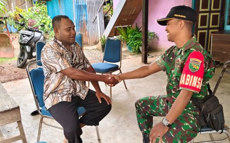 Babinsa Depapre Jalin Kebersamaan Dengan Kepala Kampung Dalam Melaksanakan Tugas Di Wilayah Binaan