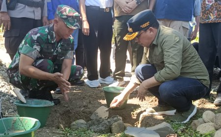 Tandai Pembuatan Jembatan Gantung, Dandim 0712 Tegal Peletakan Batu