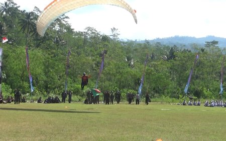 Atraksi Paralayang Meriahkan Pembukaan TMMD Reguler ke-120 di Desa Sijenggung
