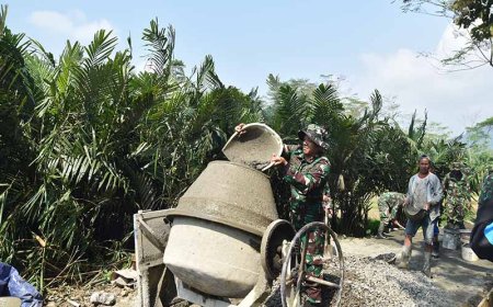 Sertu Sohirin, Anggota Satgas TMMD, Mengawal Progres Pengecoran Jalan di Desa Sijenggung
