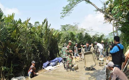 Pencapaian 30 Persen Pengecoran Jalan Satgas TMMD di Desa Sijenggung