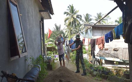 TNI dan Warga Desa Sijenggung Bersatu dalam Pembangunan RTLH