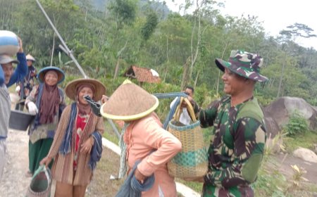 Sertu Sohirin Bantu Warga Angkat Pasir untuk Pengecoran Jalan di Desa Sijenggung